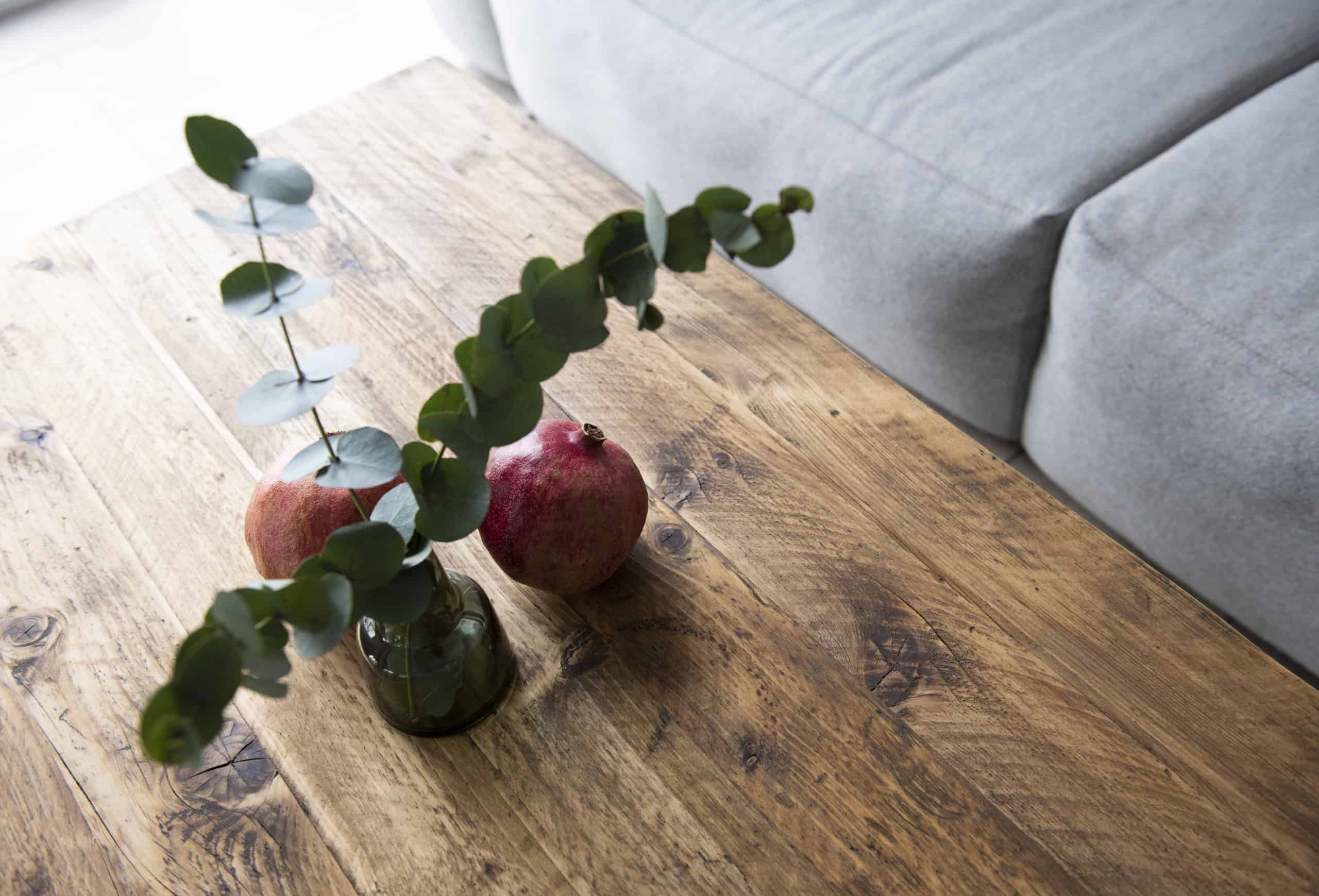 Granatapfel auf Tisch mit geölter recycelter Bauholzoberfläche