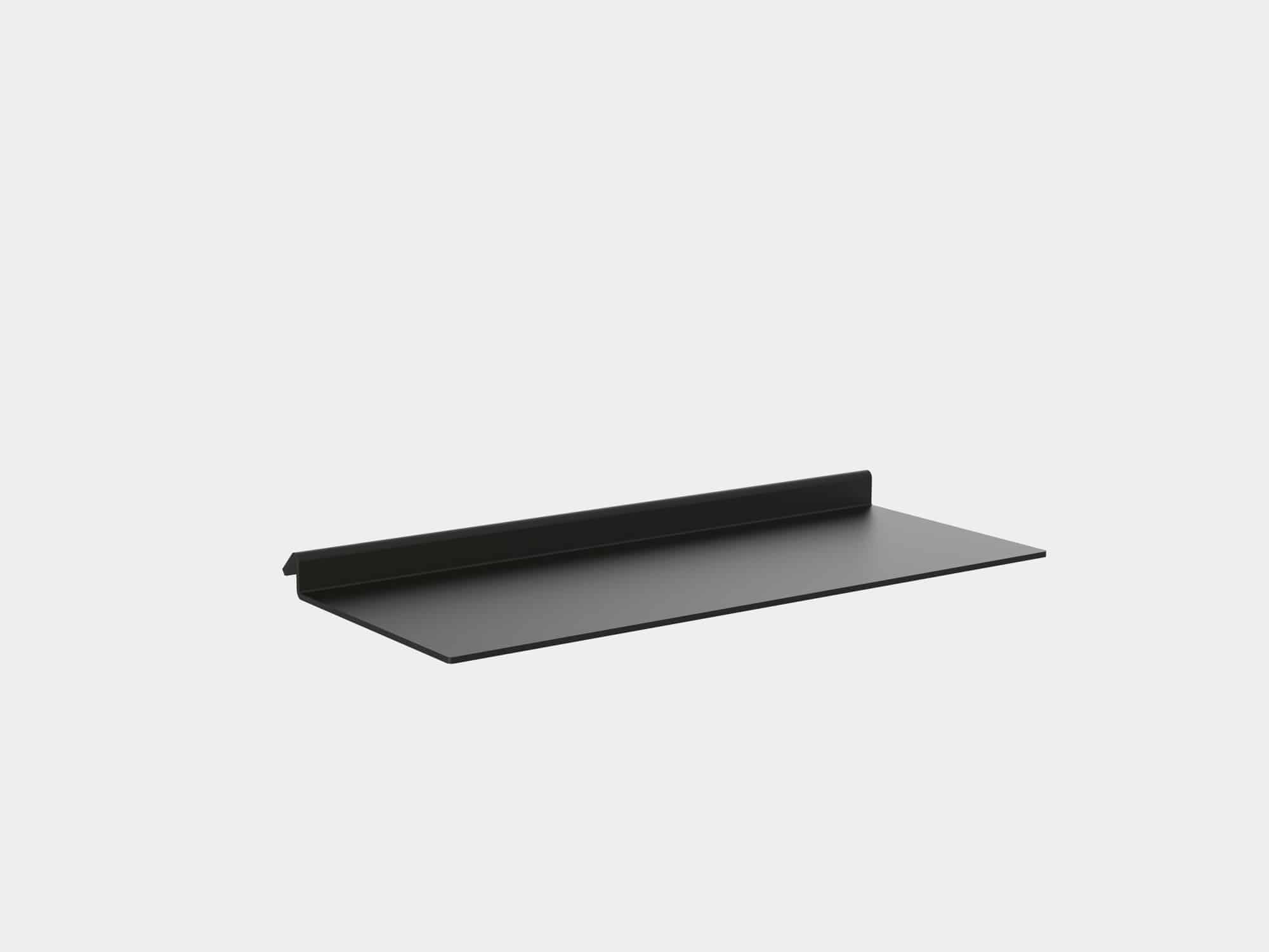Freistellerbild mit einem Tablar aus gepulvertem Metall in der Farbe Schwarz.
