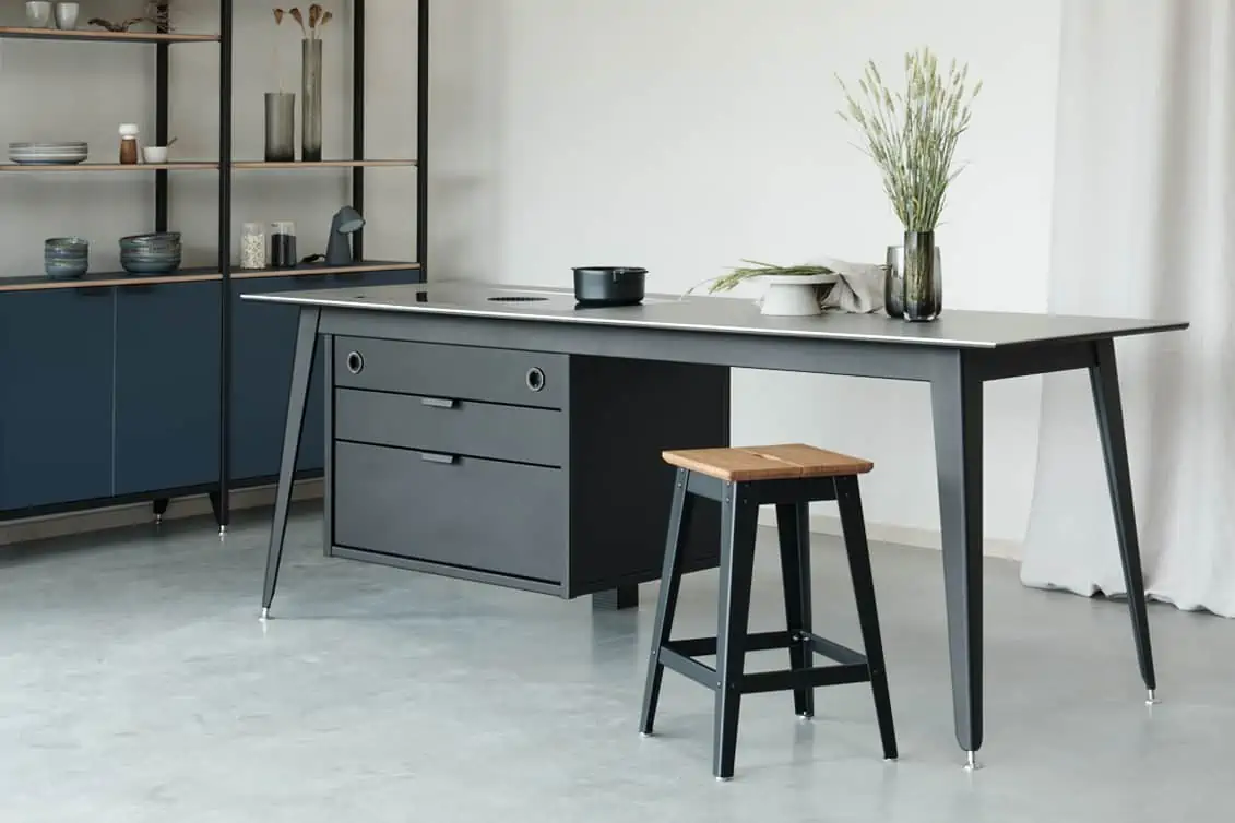 Ein schwarzer 6GRAD Kochtisch von Jan Cray im Wohn- und Kochbereich eines Lofts im eleganten Scandi-Look.